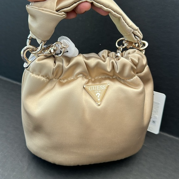 Guess Gold Shoulder Bag with Elegant Design - Picture 5 of 7